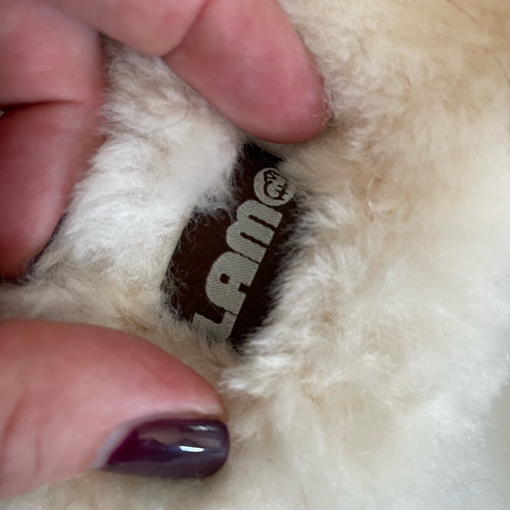 NWOT Lamo, size medium (7-9), ivory fuzzy crossover strap faux fur slippers - Picture 6 of 8